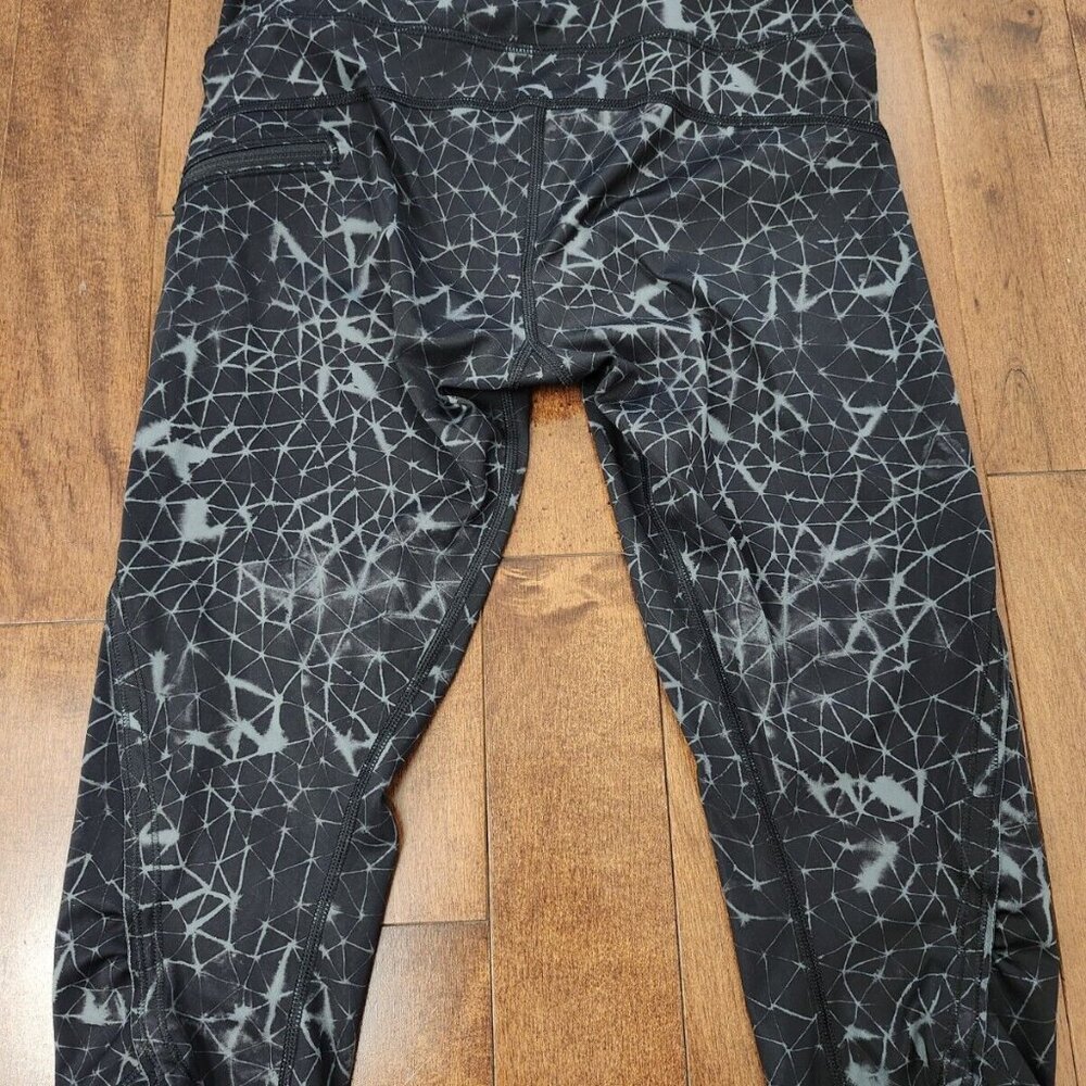 Lululemon women's black capris in size 6 - Picture 2 of 7